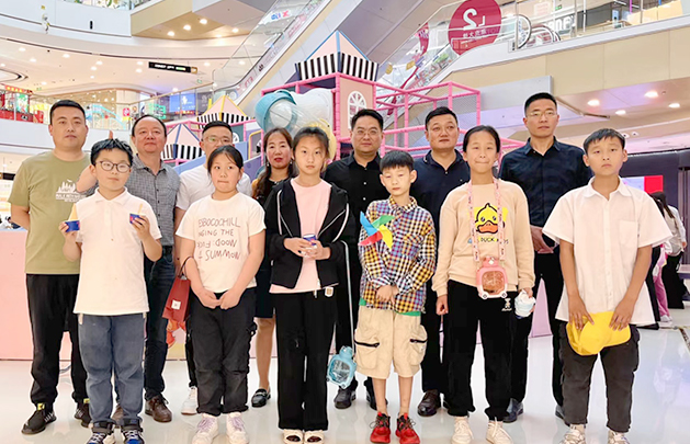 我司到两所学校开展“六一”慰问活动